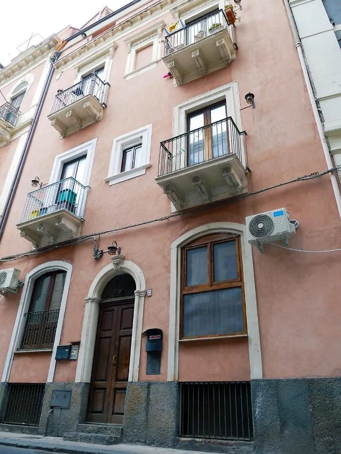 Ninetti Guest House - Apt Centro Storico Aeroporto di Catania Fontana Rossa
